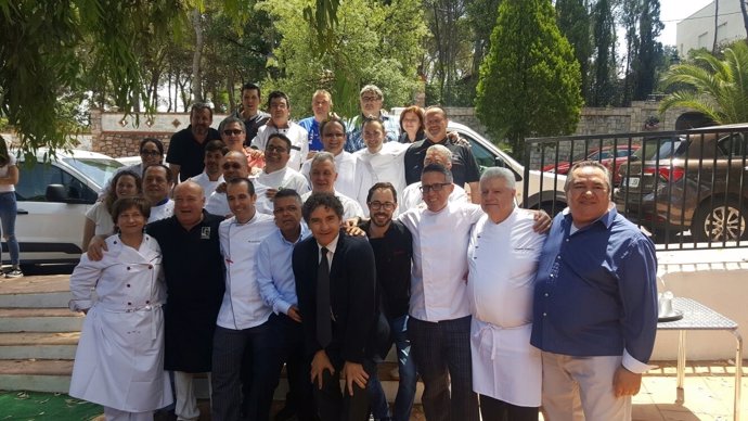 Colomer junto a cocineros valencianos