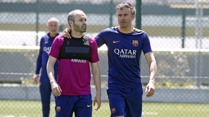 Iniesta junto a Luis Enrique en un entrenamiento