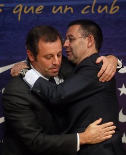 Bartomeu se abraza con Rosell en su última rueda de prensa como presidente