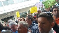 Gonzalo Pita formaliza, entre protestas, la renuncia previa a que Telmo Martín (PP) recupere la Alcaldía de Sanxenxo