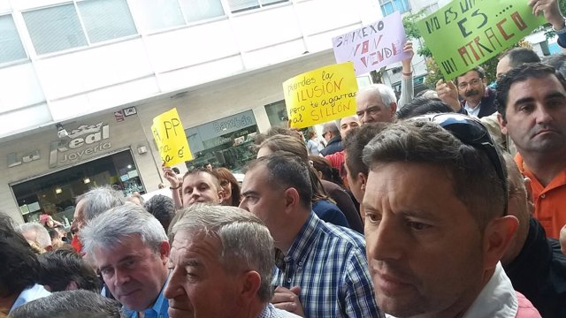 Protestas a las puertas del pleno de Sanxenxo (Pontevedra)