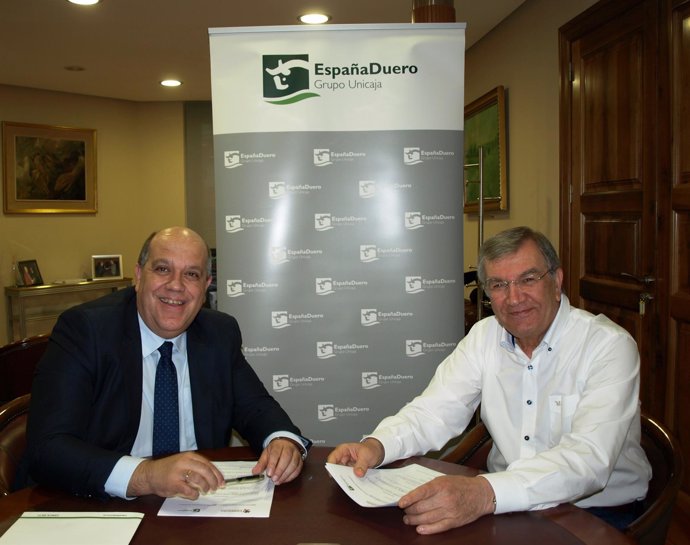 Abdallah Al Kassam y José María Fuentes, en la firma del convenio.