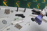 Detenido un varón que tenía una pistola, dos cargadores, cartuchos y armas eléctricas en su casa en Mérida