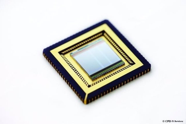 Sensor de grafeno-puntos cuánticos-CMOS para luz visible, infrarroja y UV