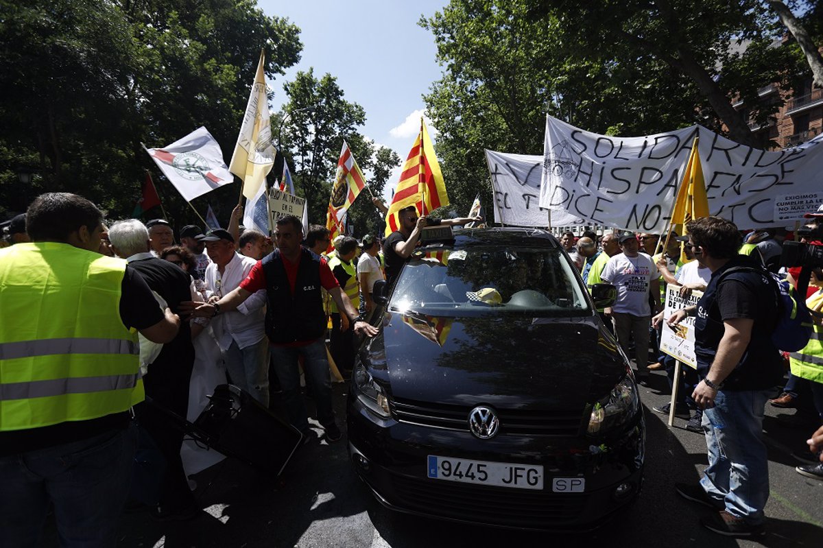 Una Multitudinaria Manifestación De Taxistas Clama Ante El Congreso ...