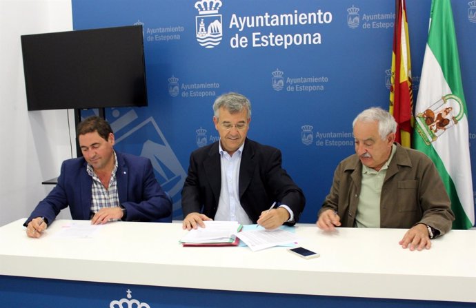 Garcia Urbano firma hospital de Estepona 