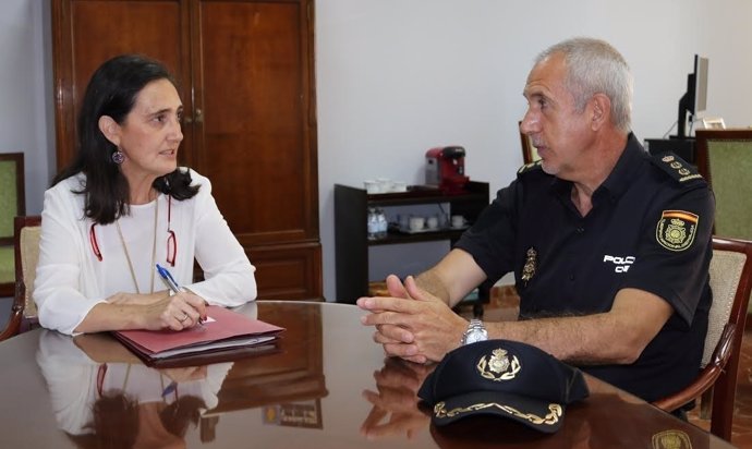 La subdelegada del Gobierno, Asunción Grávalos, con comisario Florentino Marín