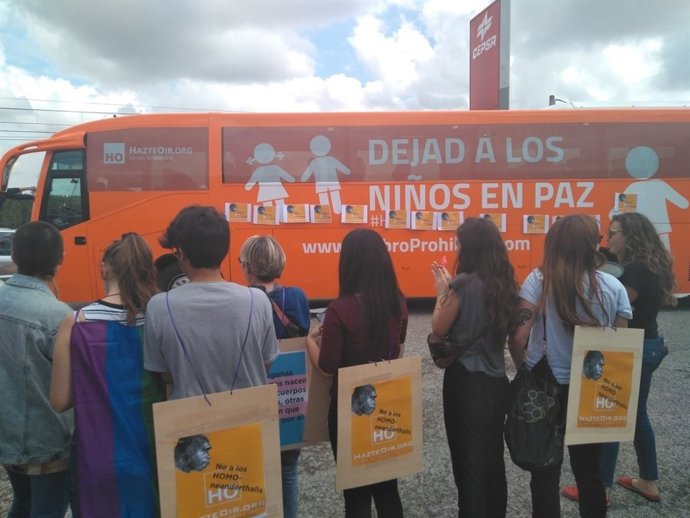 Protesta ante el autobús de 'Hazte oir' al intentar entrar en Logroño