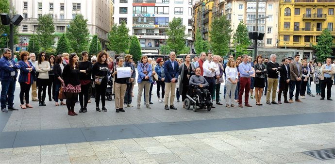 Minutos de silencio por las mujeres asesinadas