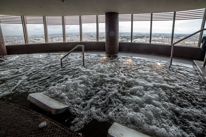 El spa del hotel de Torre Sevilla con vistas de la ciudad