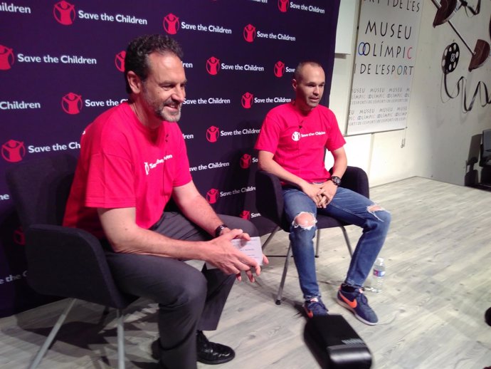 El director general de Save the Children Andrés Conde con Andrés Iniesta