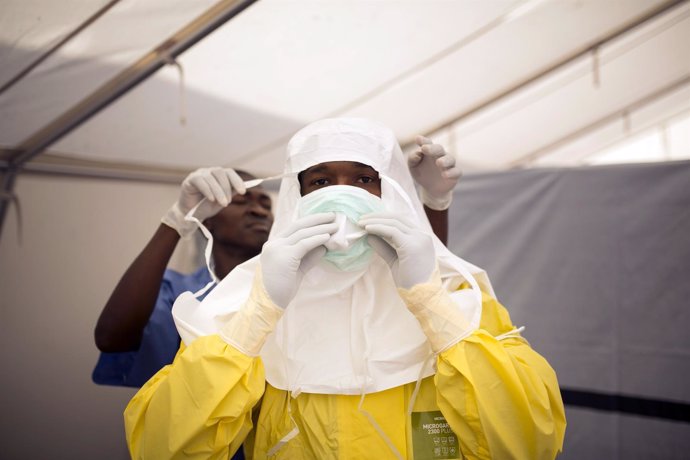 Imagen de archivo de dos sanitarios en el último brote de ébola en Sierra Leona