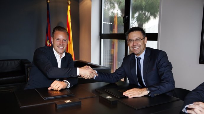 Josep Maria Bartomeu y el portero del FC Barcelona Marc André Ter Stegen