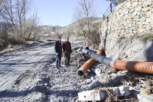 El diputado Óscar Liria visita redes de abastecimiento en Alcóntar.