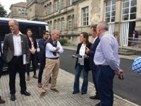 Más de un centenar de taxis rodea la Xunta para exigir "control" de Uber y Cabify