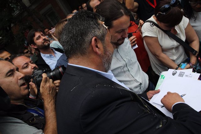 Pablo Iglesias recibe al colectivo de taxistas en la Puerta de los Leones