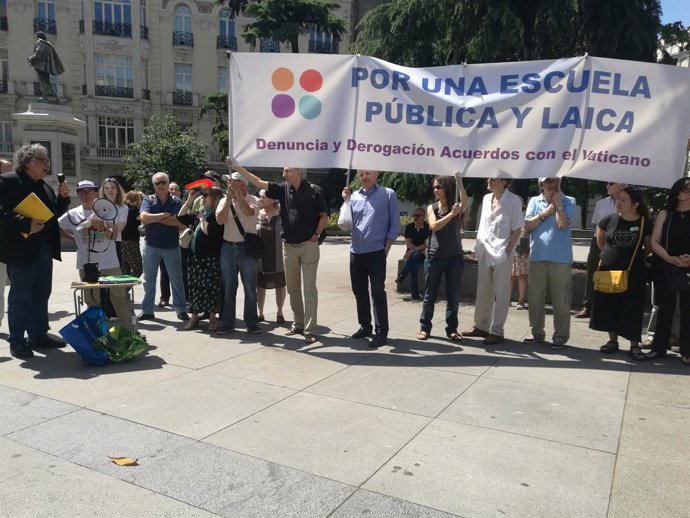 50 Colectivos Piden Frente Al Congreso La Religión Fuera De La Escuela