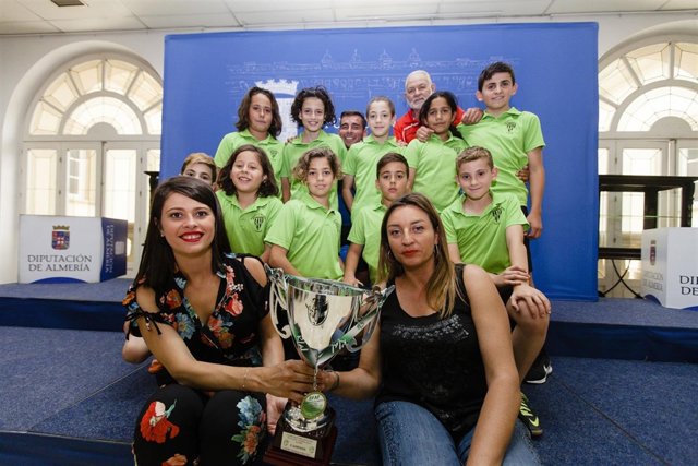 Las diputadas Ángeles Martínez y María López Asensio con el C.D. Viator.