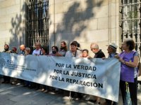 Ascensión López, la supuesta bebé robada condenada, entrega más de 30.000 firmas para pedir su indulto