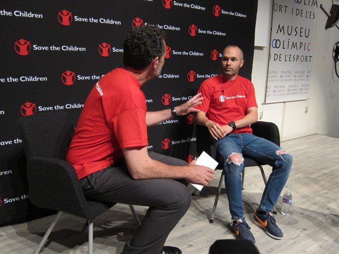 El futbolista Andrés Iniesta amb el dtor.Gral de Save the Children Andrés Conde