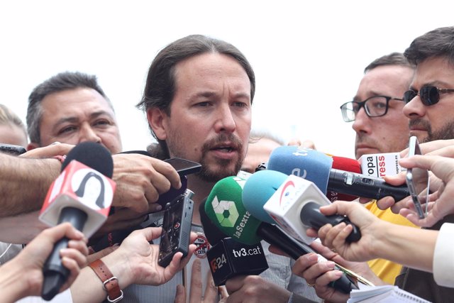 Pablo Iglesias recibe al colectivo de taxistas en la Puerta de los Leones