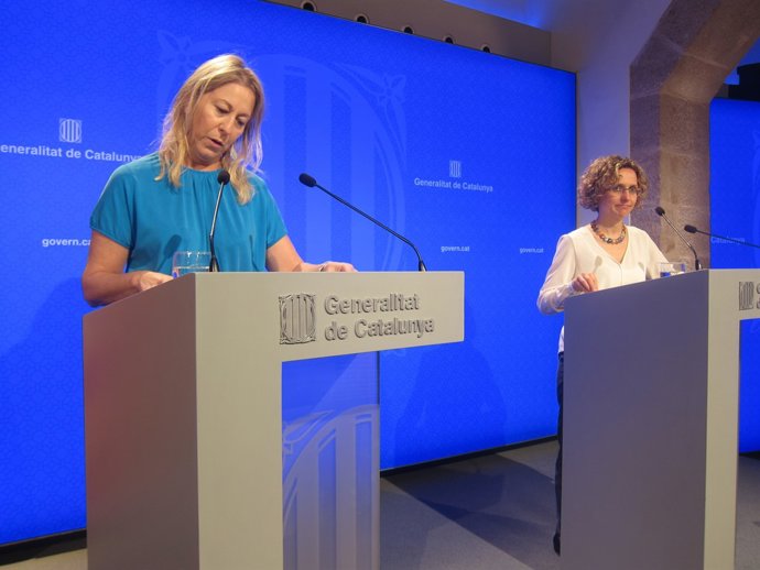 Meritxell Ruiz i Neus Munté després del Consell Executiu            