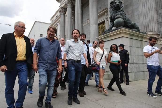 Pablo Iglesias rep al col·lectiu de taxistes en la Porta dels Lleons