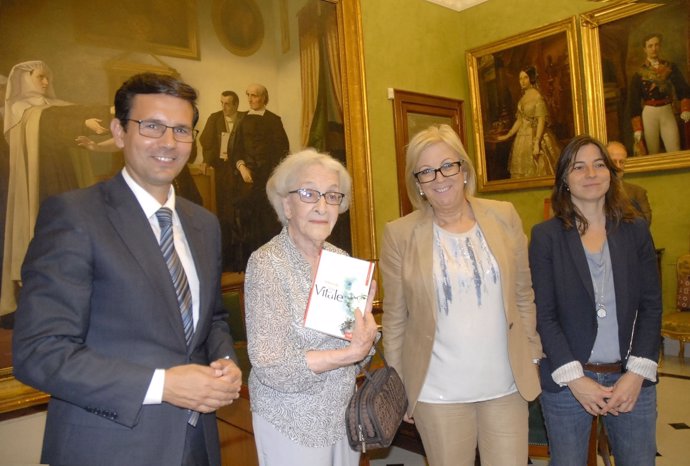 Ida Vitale ha sido recibida en el Ayuntamiento de Granada por Francisco Cuenca