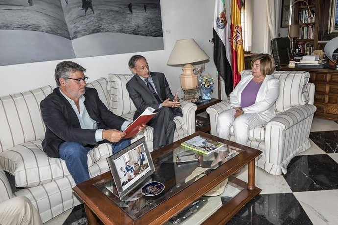 El embajador de Santo Tomé visita la Diputación de Cáceres
