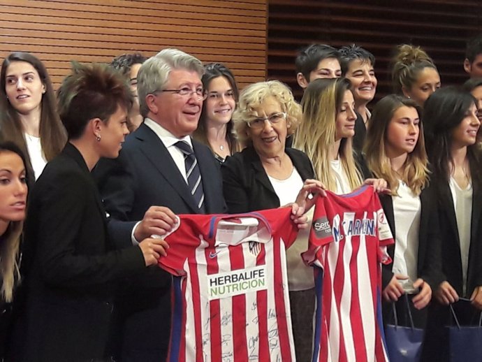 Carmena con las jugadoras del Atlético de Madrid Femenino