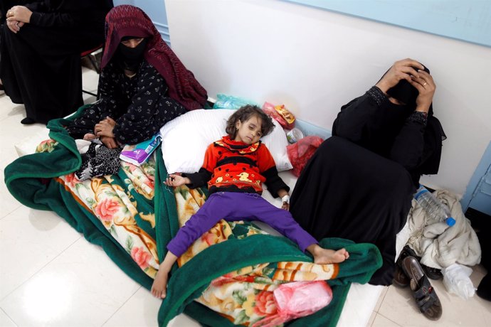 Una niña enferma con cólera en un hospital en Saná