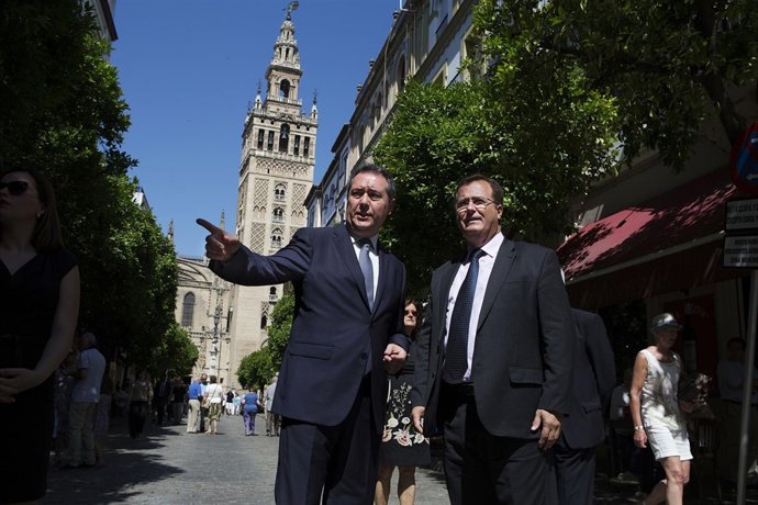 El alcalde de Sevilla, Juan Espadas, visita la calle Mateos Gago