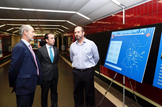 Borja Carabante y Pedro Rollán en el Metro de Madrid