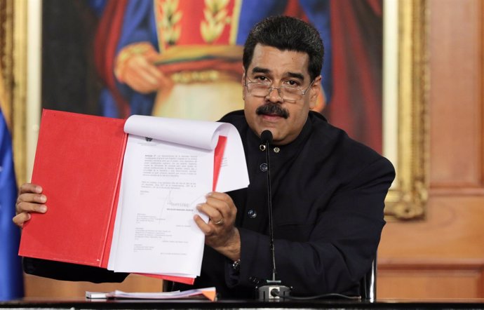 Nicolas Maduro con el decreto de convocatoria de la Constituyente