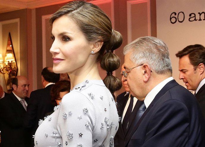 La Reina Letizia con fascinante con vestido de Nina Ricci y coleta burbuja