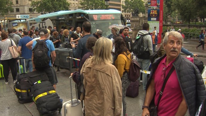 Colas ante el Aerobús durante la huelga de taxis en Barcelona