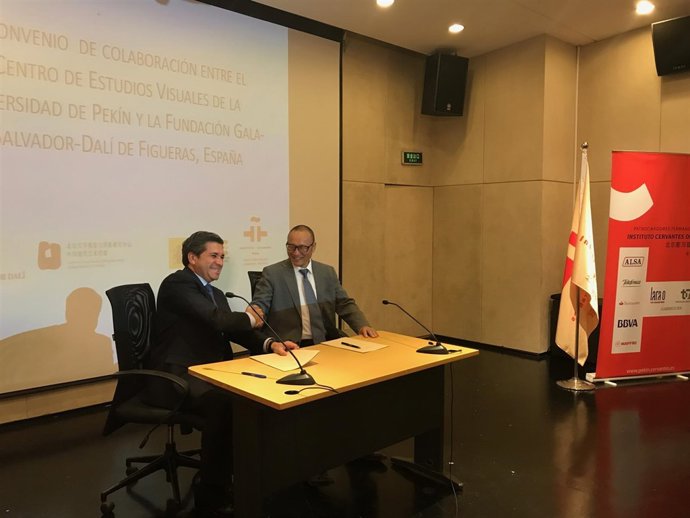 J.M.Sevillano (Fund.Gala-Salvador Dalí) y LaoZhu (Univ.De Pekín)