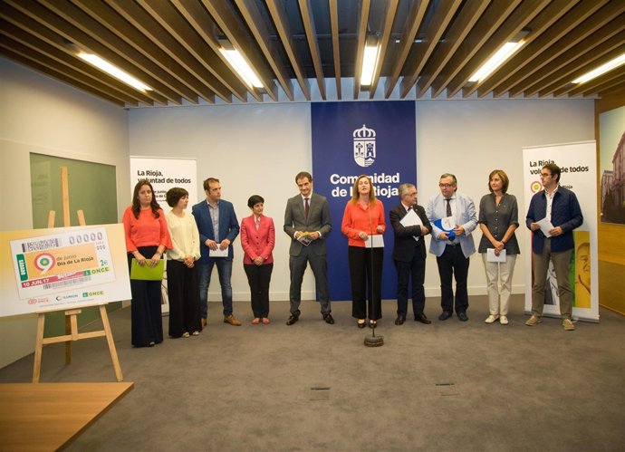 Arregui y el resto de participantes en la presentación del Día de La Rioja