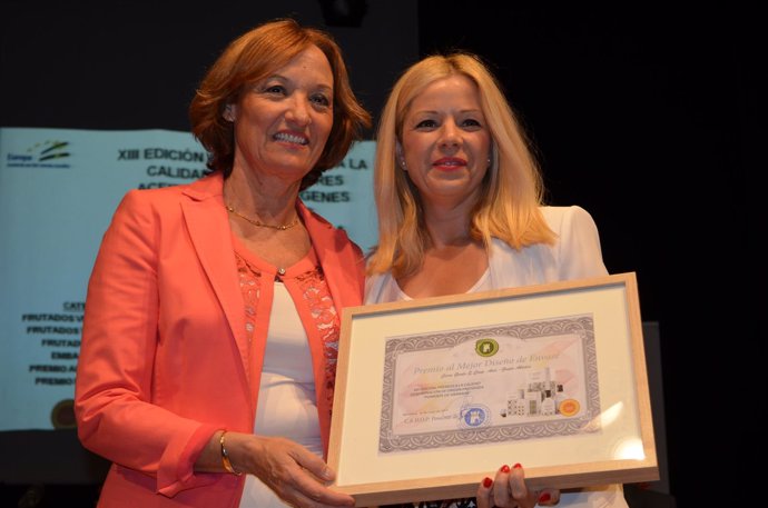 La responsable de tiendas de Grupo Abades, Fany Garrido, recogiendo el premio.