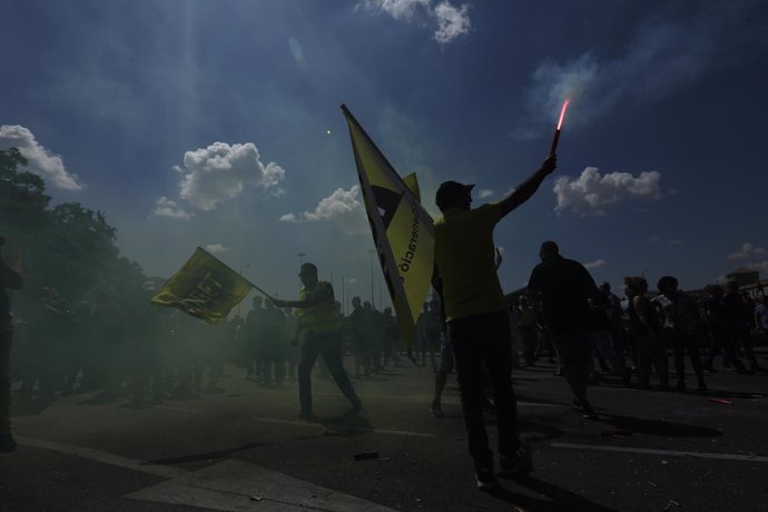 Manifestación de taxistas en Madrid contra Uber y Cabify