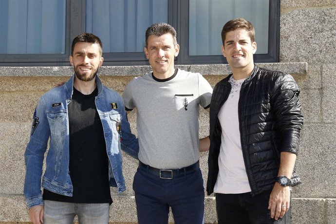 Unzué posa con sus ayudantes a su llegada a Vigo