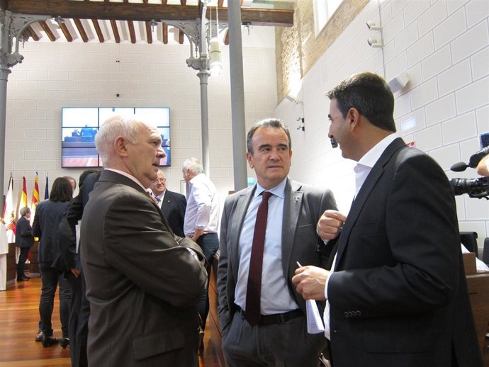 Sánchez Quero hablando con dos diputados del PSOE antes del pleno de la DPZ