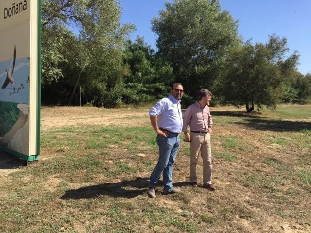 El consejero de Medio Ambiente, José Fiscal, visita caminos del Rocío en Doñana.