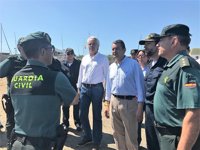 Sanz destaca la "normalidad" en el embarque de las hermandades del Rocío por Bajo de Guía en Sanlúcar