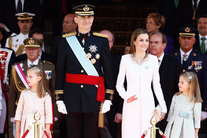 LOS REYES DON FELIPE Y DOÑA LETIZIA CON SUS HIJAS EN EL DÍA DE LA PROCLAMACIÓN