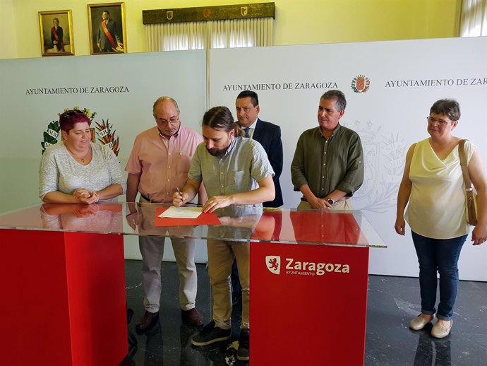 Pablo Híjar firma el acuerdo marco en el Salón de Recepciones del Ayuntamiento