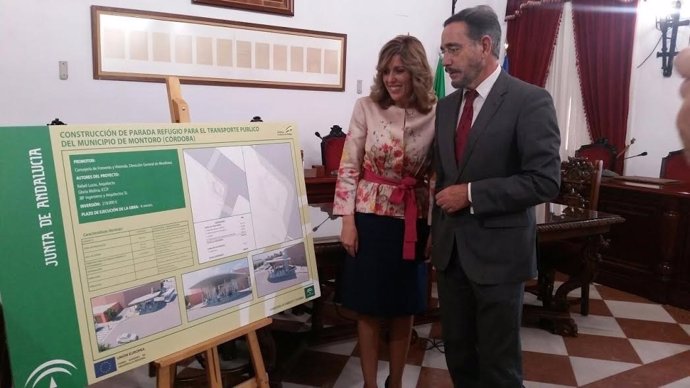 Felipe López y Ana Romero junto al proyecto del apeadero