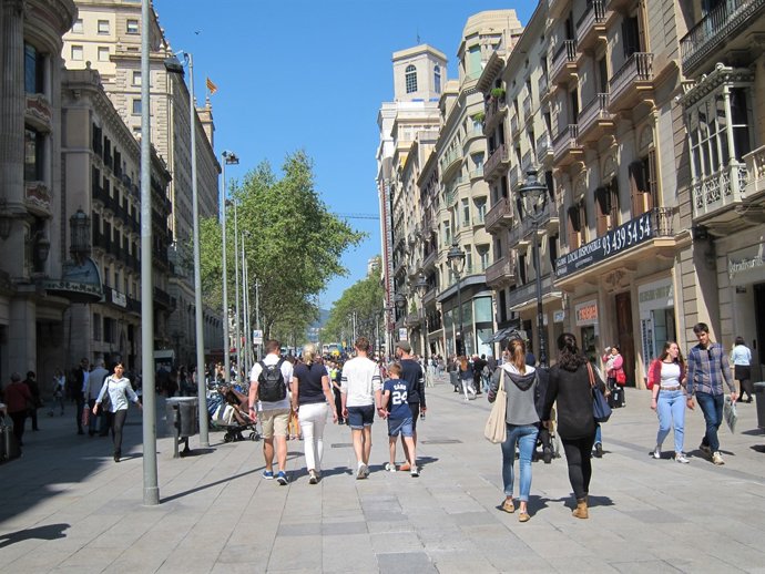 Gent, persona, persones, passejant, passeig, família, famílies, compres