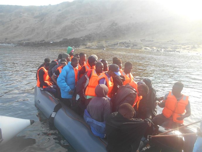 Una patera en las inmediaciones de la isla de Alborán