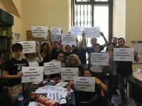 Interinos de conservatorios se encierran en el Ayuntamiento de Sevilla en demanda del aplazamiento de oposiciones